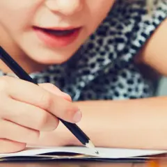 Objawy dysleksji rozwojowej: Od przedszkola do dorosłości co musisz wiedzieć?