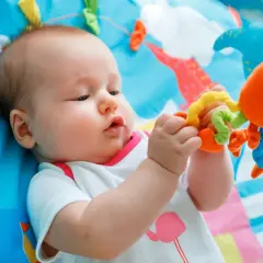 Niespokojne 5-tygodniowe niemowlę? To pierwszy skok rozwojowy!