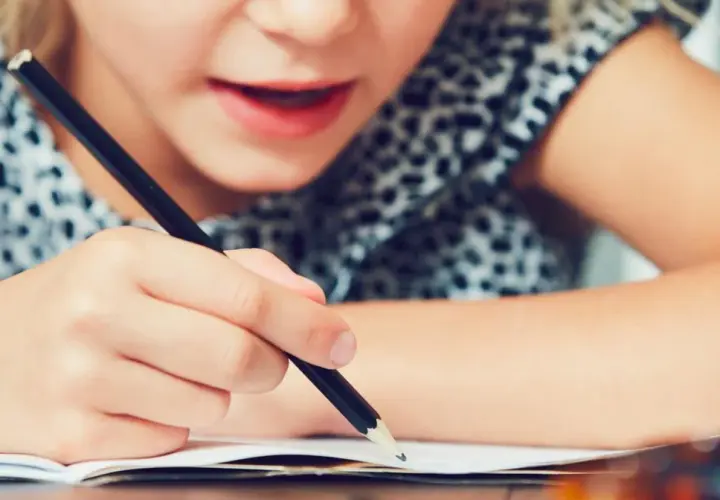 Objawy dysleksji rozwojowej: Od przedszkola do dorosłości co musisz wiedzieć?