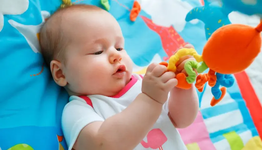 Niespokojne 5-tygodniowe niemowlę? To pierwszy skok rozwojowy!