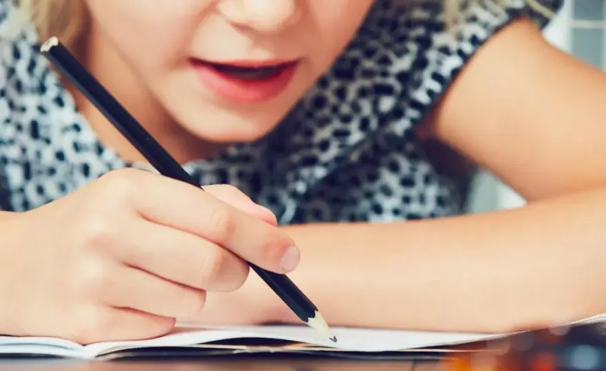 Objawy dysleksji rozwojowej: Od przedszkola do dorosłości co musisz wiedzieć?