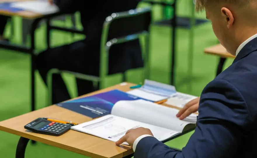 Zło w tekstach kultury: Analiza, przykłady, klucz do matury