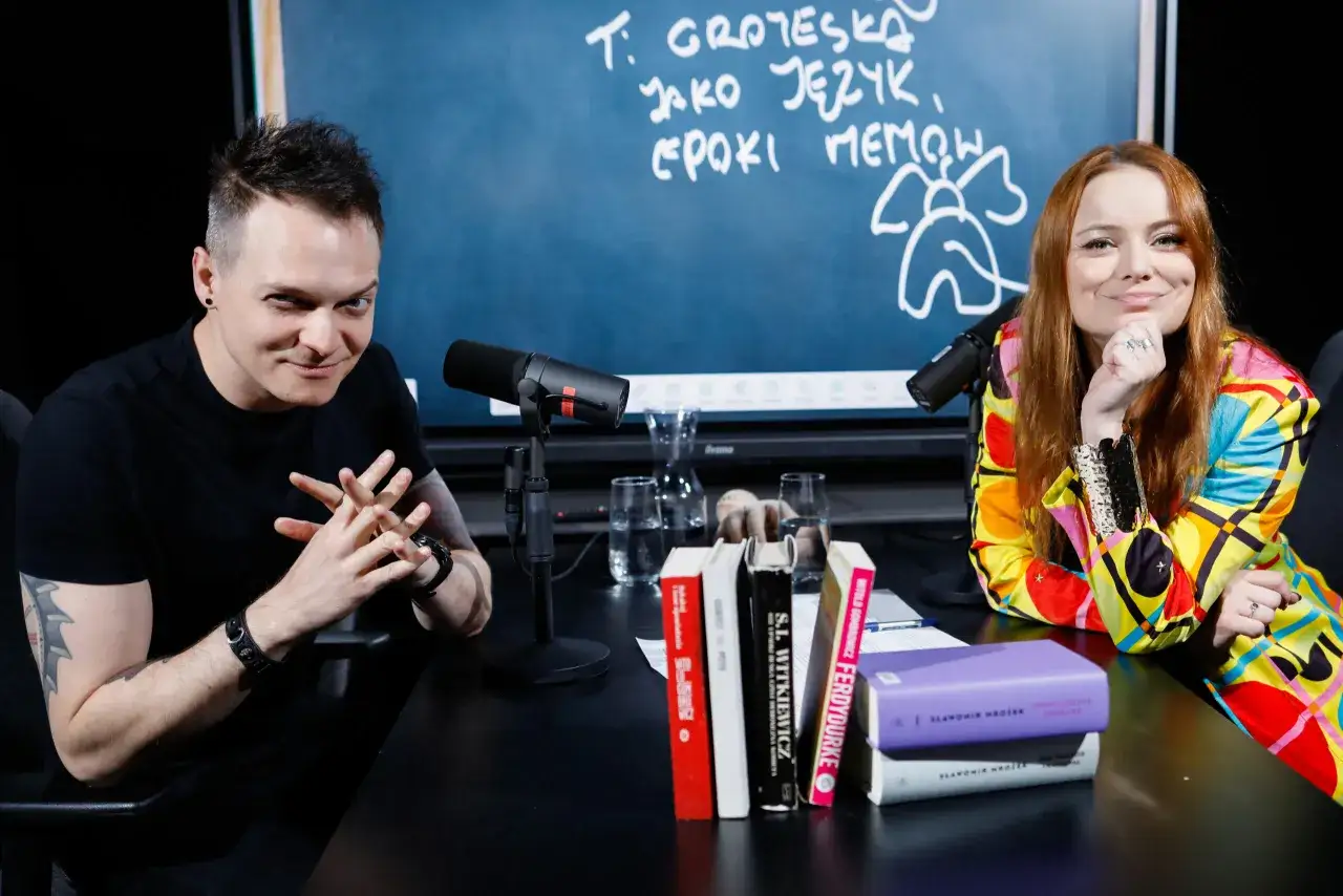 groteska krytyka społeczna