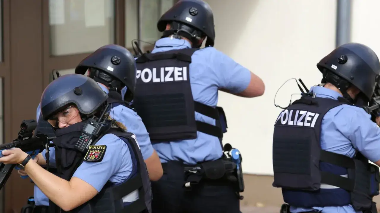 Policjant w trudnej sytuacji lub symbol stresu