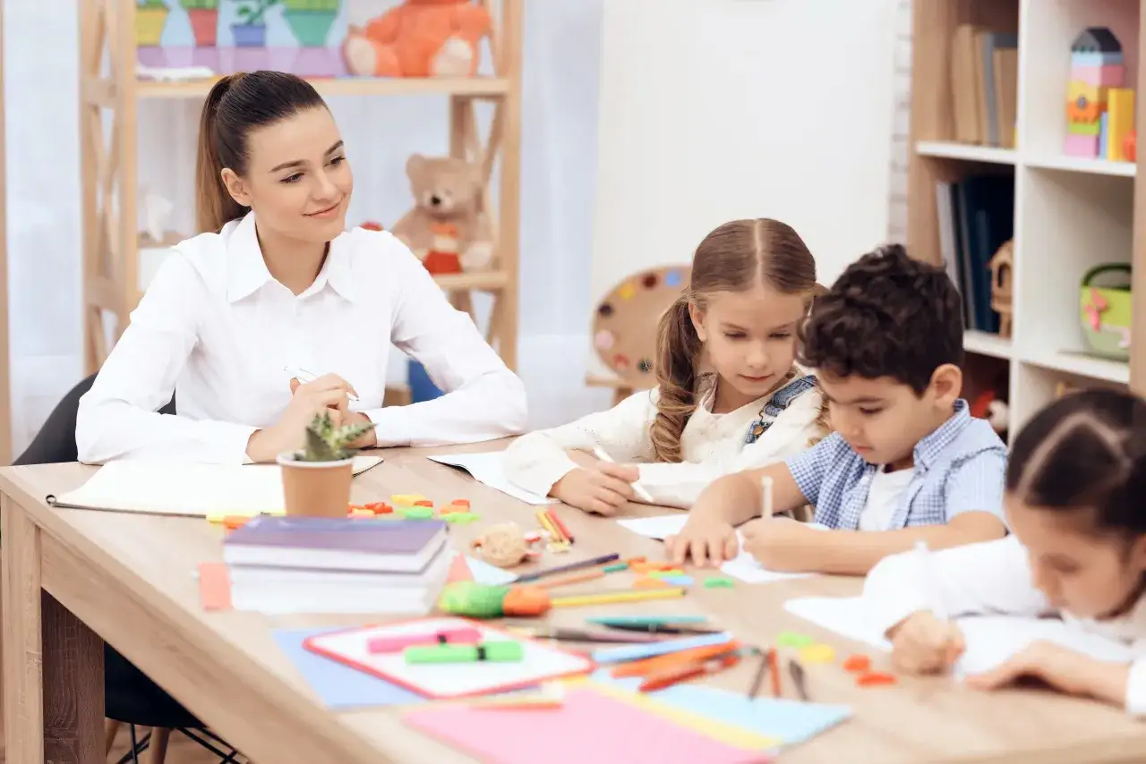 dziecko w szkole z nauczycielem wsparcie edukacyjne