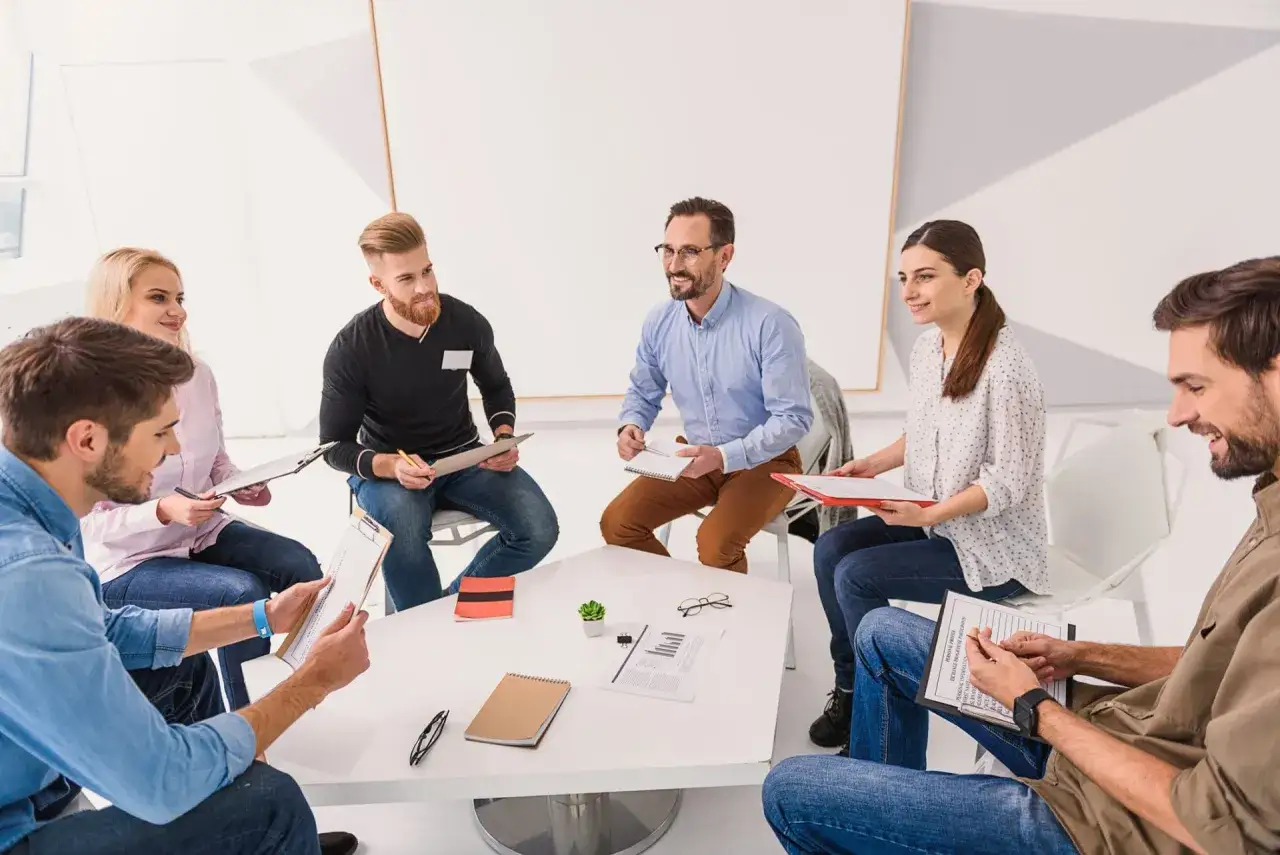 grupa ludzi na warsztatach rozwojowych, interaktywne ćwiczenia, coaching grupowy