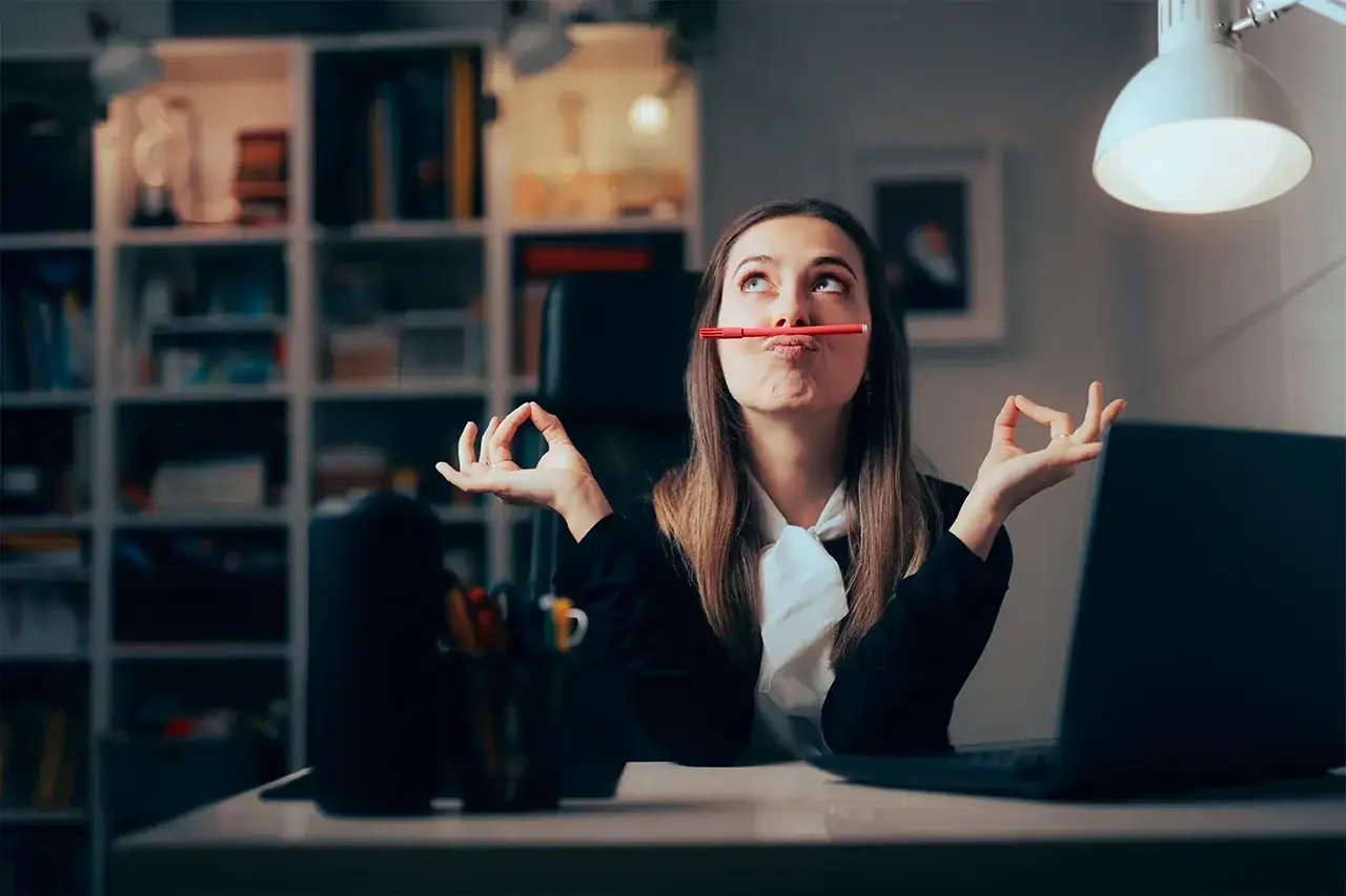 Osoba prokrastynująca przy biurku