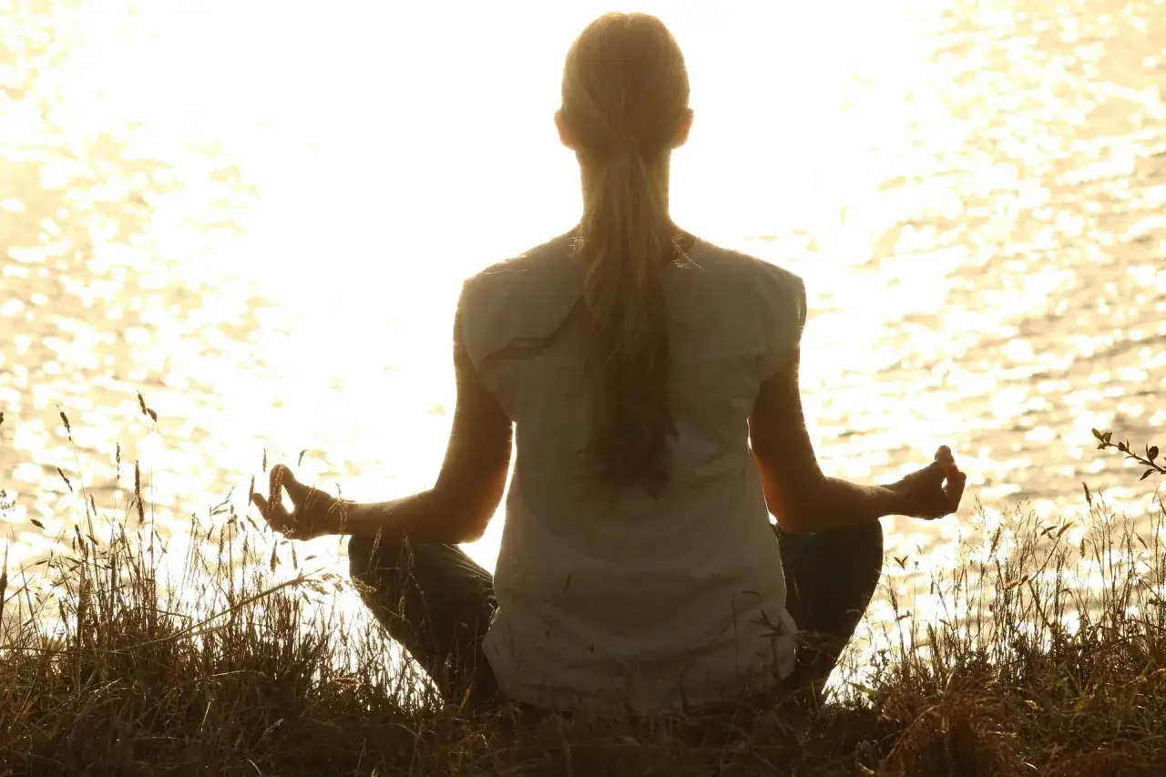 Osoba medytująca w spokojnym otoczeniu, mindfulness